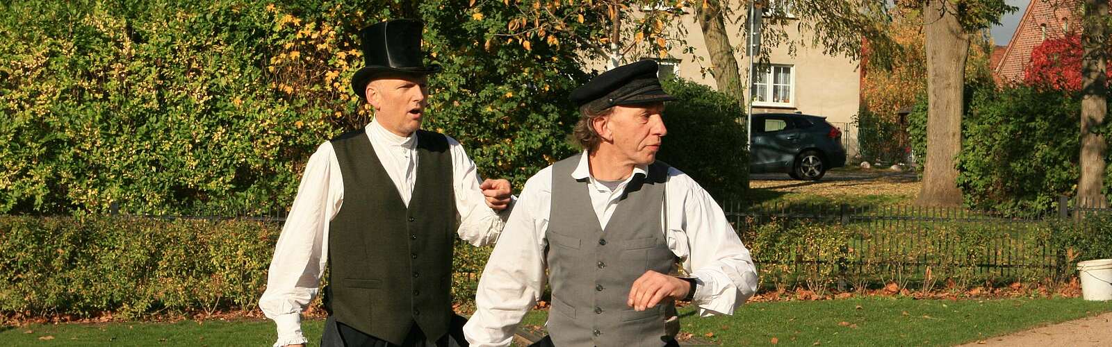 Reimund Groß und Gernot Frischling als Stadtführer von Ribbeck,
        
    

        Foto: TMB-Fotoarchiv/Steffen Lehmann