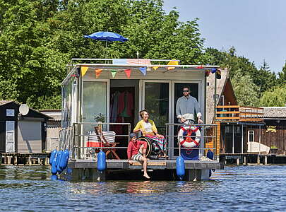 Rechlin Müritz Barrierefreier Urlaub mit der Familie auf dem Hausboot 