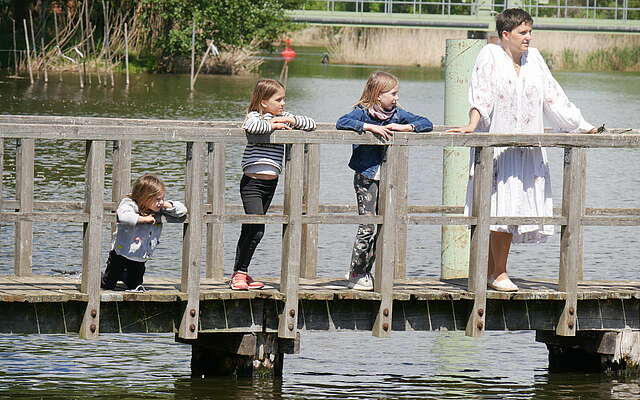 Familie blickt aufs Wasser