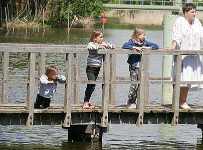 Familie blickt aufs Wasser