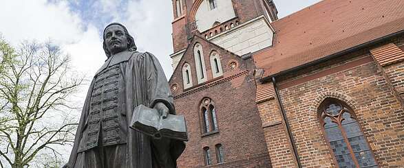 Ein Pfarrer steht zu Luther