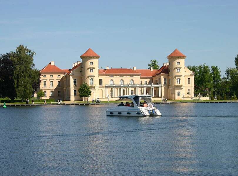 Motorboot vor Schloss Rheinsberg