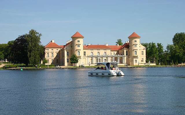 Motorboot vor Schloss Rheinsberg