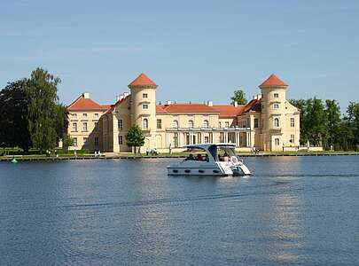 Motorboot vor Schloss Rheinsberg