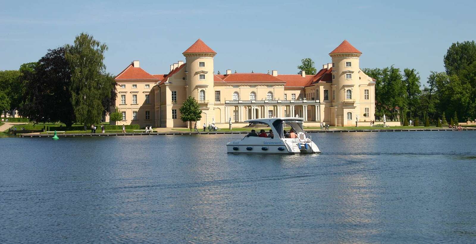 Motorboot vor Schloss Rheinsberg,
        
    

        Foto: Tourismusverband Ruppiner Seenland e.V./Judith Kerrmann