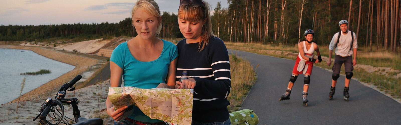 Radfahrer mit Karte,
        
    

        Foto: Tourismusverband Lausitzer Seenland e.V./Nada Quenzel