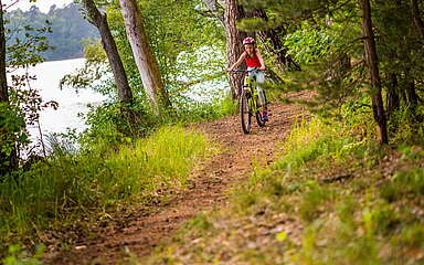 Mädchen auf Fahrrad am Sidowsee