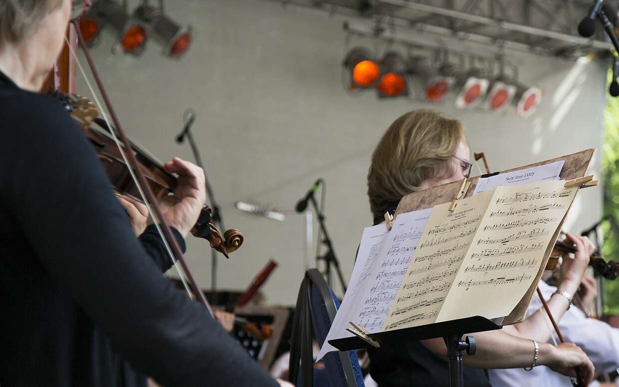 Ein Blick über die Schulter des Orchesters.