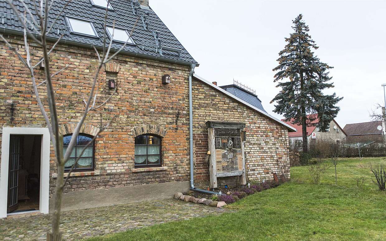 Im Frühjahr oder Sommer lässt sich das Frühstück auch gut auf der steinernen Terrasse vor dem Haus genießen.