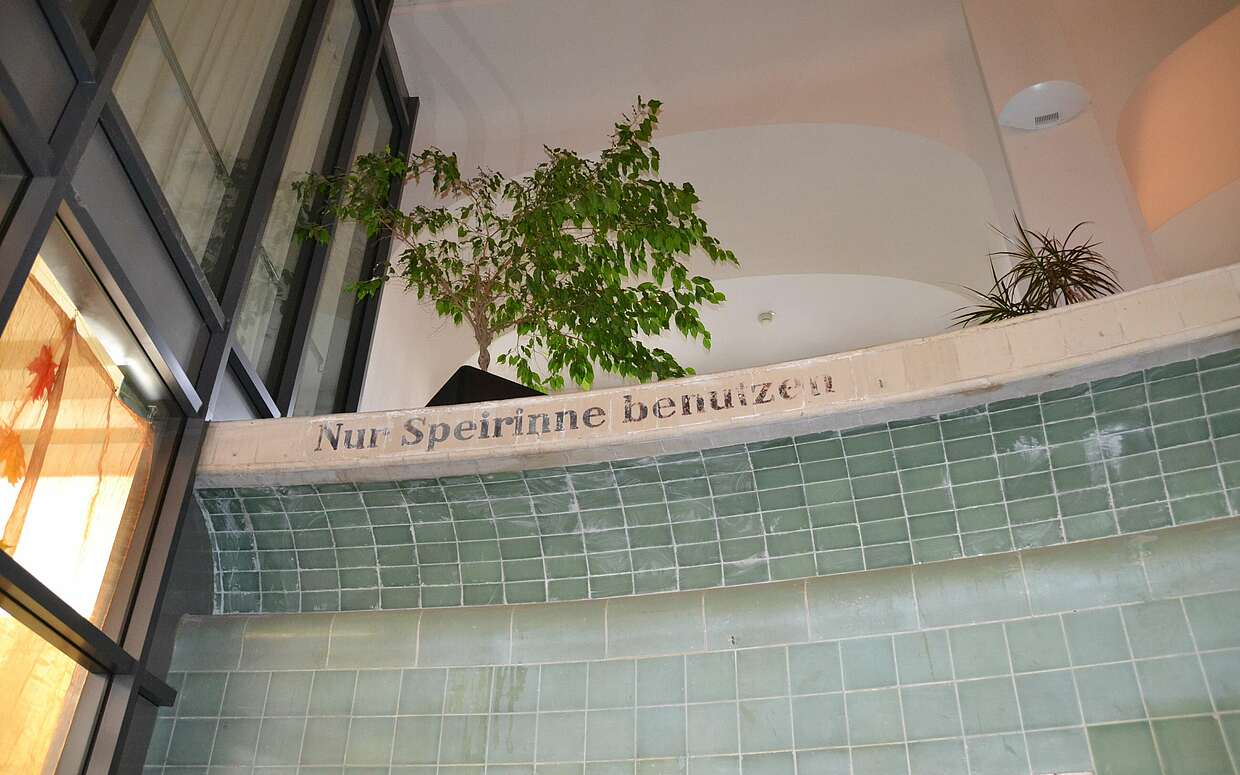 Einstiges Volksbad an der Hegelallee in Potsdam: Solche Hinweise am Beckenrand finden sich heutzutage in keinem Hallenbad mehr.