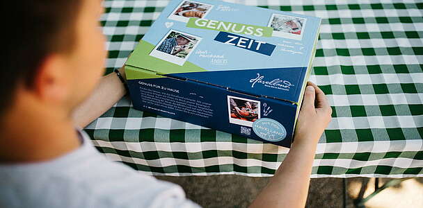Mann hält die Genussbox in den Händen