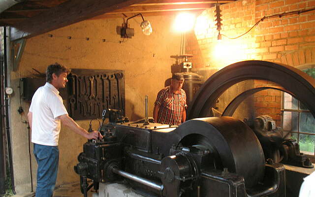 Rohölmotor im Elektroporzellanmuseum Margarethenhütte Großdubrau