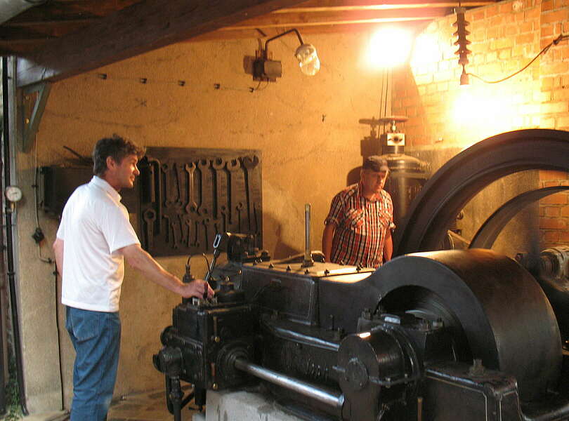 Rohölmotor im Elektroporzellanmuseum Margarethenhütte Großdubrau