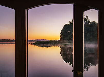 Fensterblick mit Sonnenuntergang