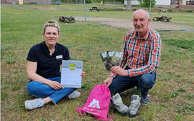 Susann Hinderlich und Olaf Wolff präsentieren das Zertifikat als Qualitätsgastgeber