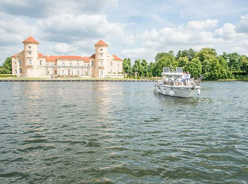 Mit dem Boot vorbei an Schloss Rheinsberg