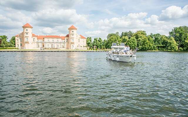 Mit dem Boot vorbei an Schloss Rheinsberg