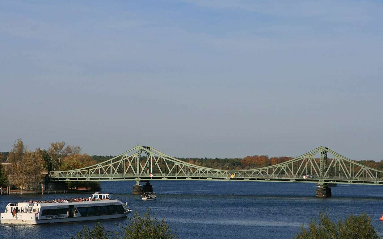 Ausflugsschiff vor der Glienicker Brücke