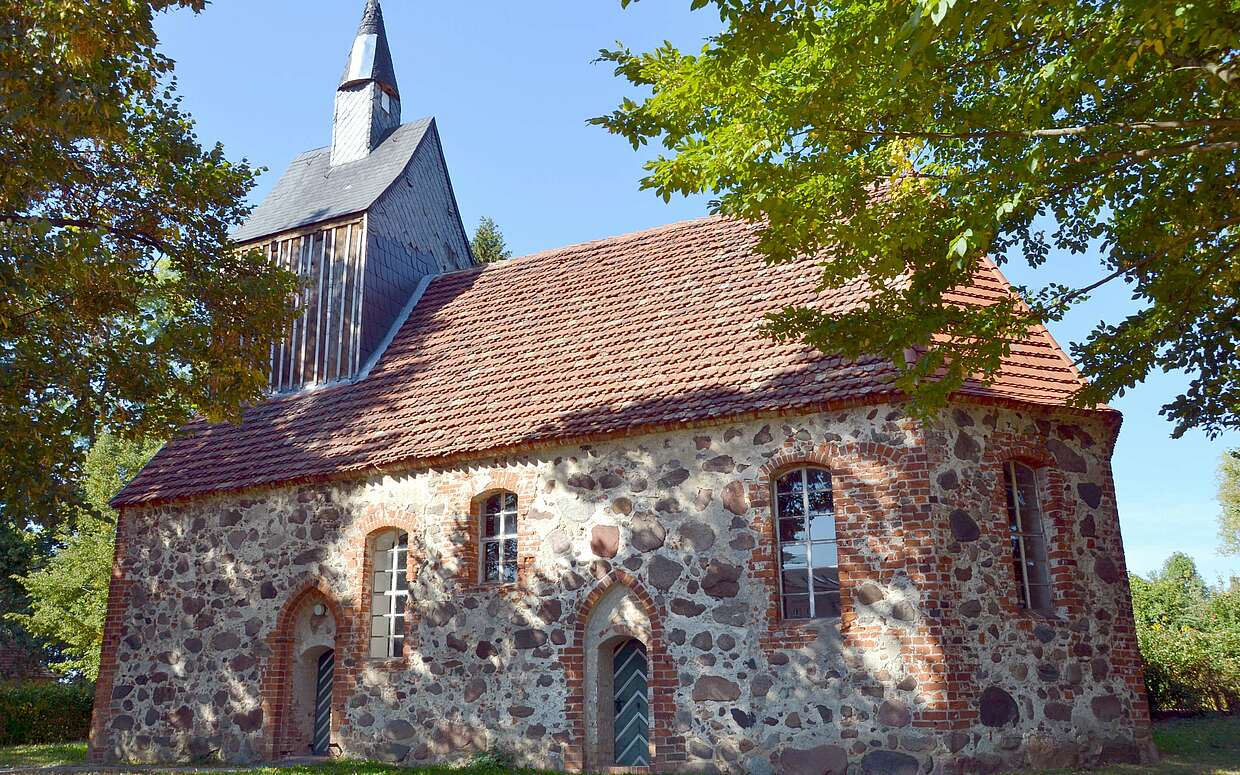 Die alte Feldsteinkirche von Gnewikow: Fontane hielt das Gotteshaus in seinen „Wanderungen“ mit einer flüchtigen Bleistiftskizze fest.