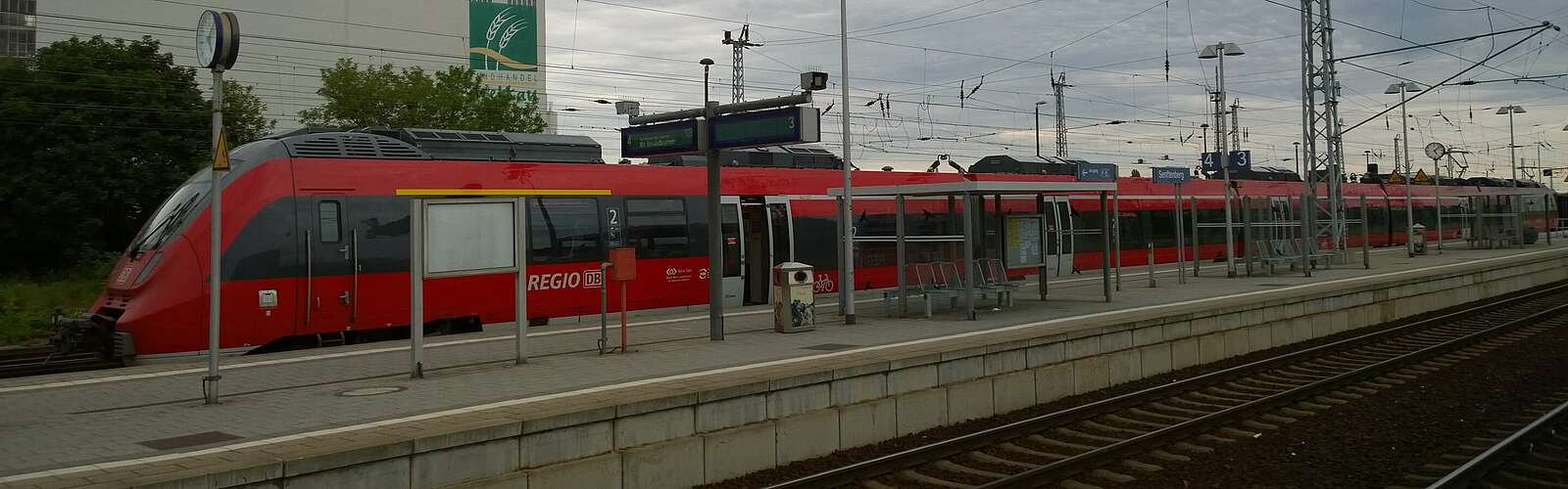 Regionalzug am Bahnhof Senftenberg,
        
    

        Foto: TMB-Fotoarchiv/Matthias Fricke