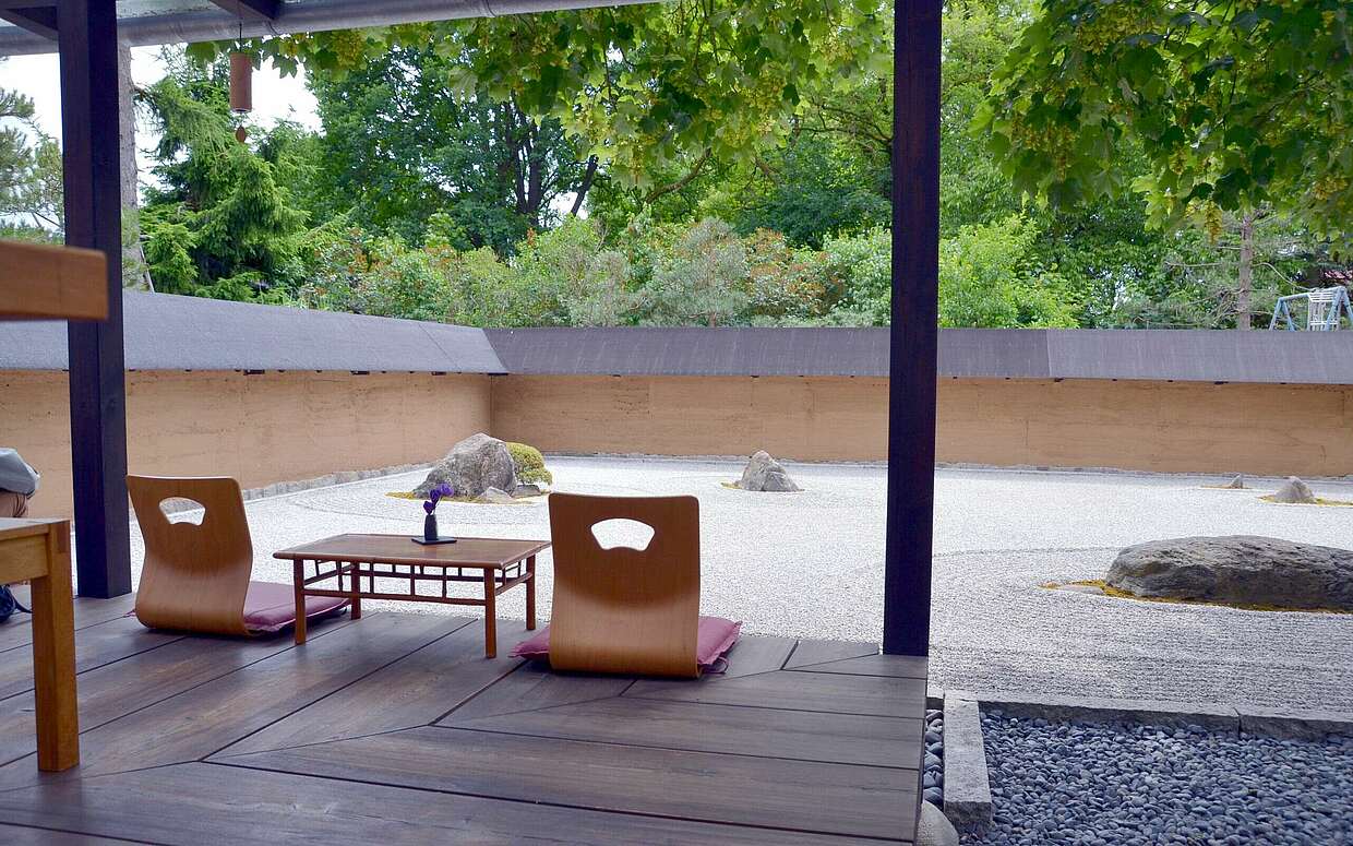 Entspannen bei einer Tasse Tee und den Blick in den Zen-Garten schweifen lassen.