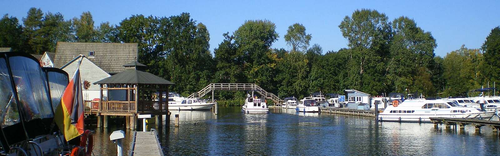 Marina Wolfsbruch in Kleinzerlang,
        
    

        Foto: Tourismusverband Ruppiner Seenland e.V./Beatrice Kluzikowski