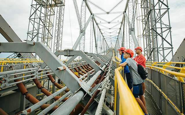 Familie besichtigt Besucherbergwerk F60