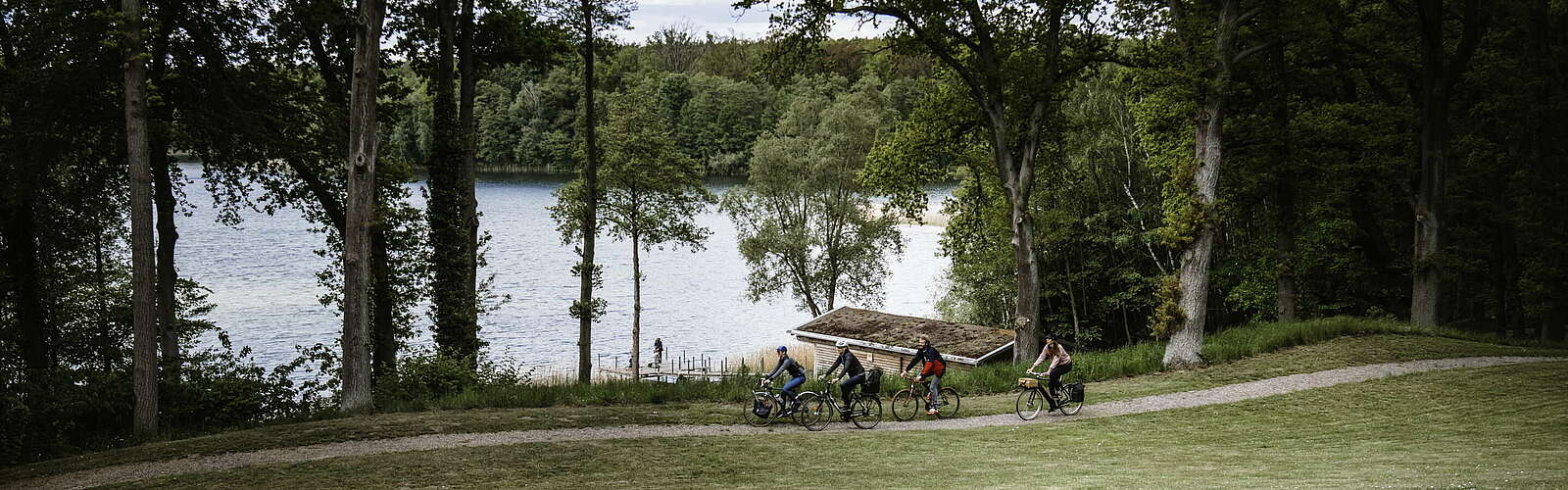 Radfahrer im Park auf Schloss und Gut Liebenberg,
        
    

        Foto: TMB-Fotoarchiv/Madlen Krippendorf