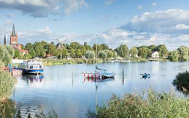 Blick auf die Werderaner Altstadt am Wasser