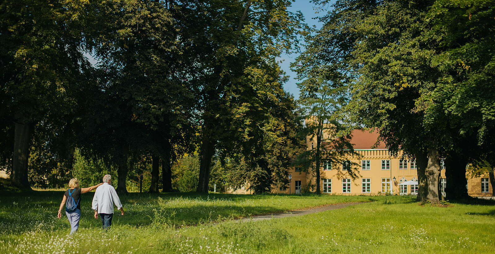 Spaziergang im Schlosspark Petzow,
        
    

        Foto: TMB-Fotoarchiv/Julia Nimke
