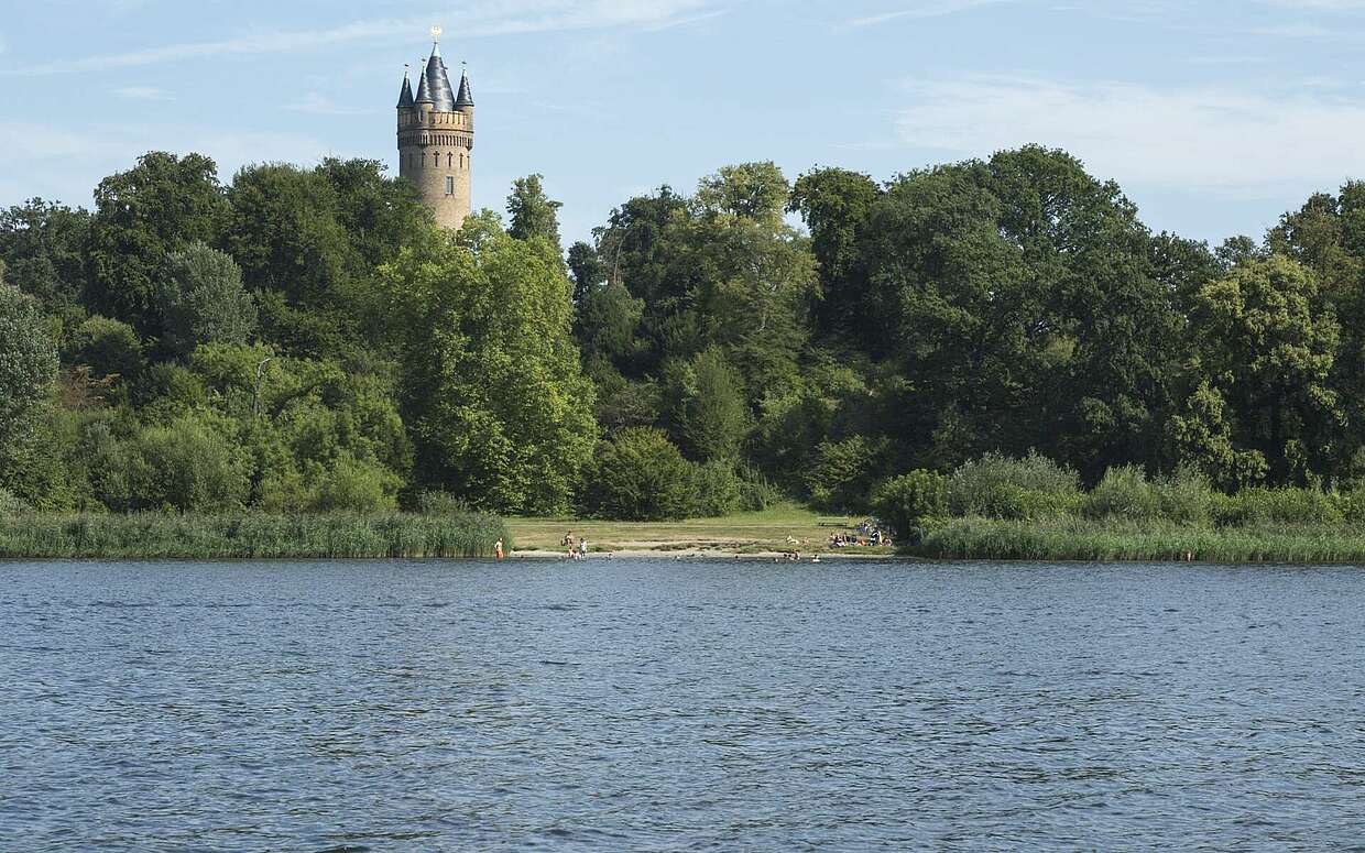 Der Flatowturm im Park Babelsberg von der Havel