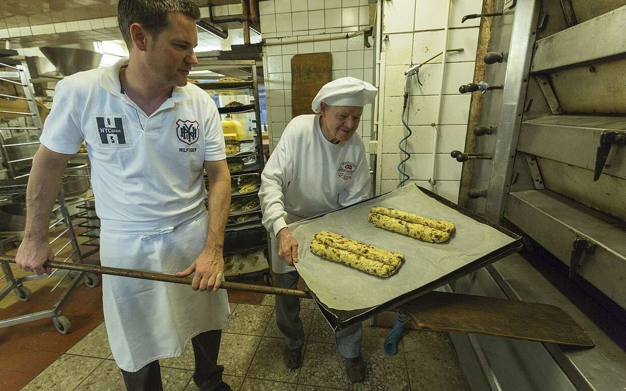 Thomas und Gerhard Neuendorff beim Stollenbacken