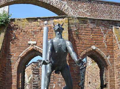 Teufelsstatue vor der Marienkirche in Wriezen