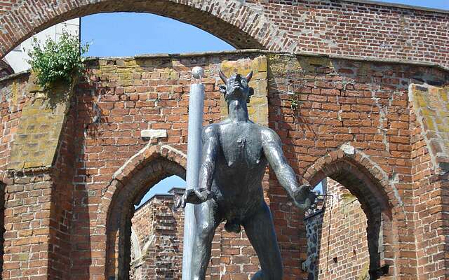 Teufelsstatue vor der Marienkirche in Wriezen