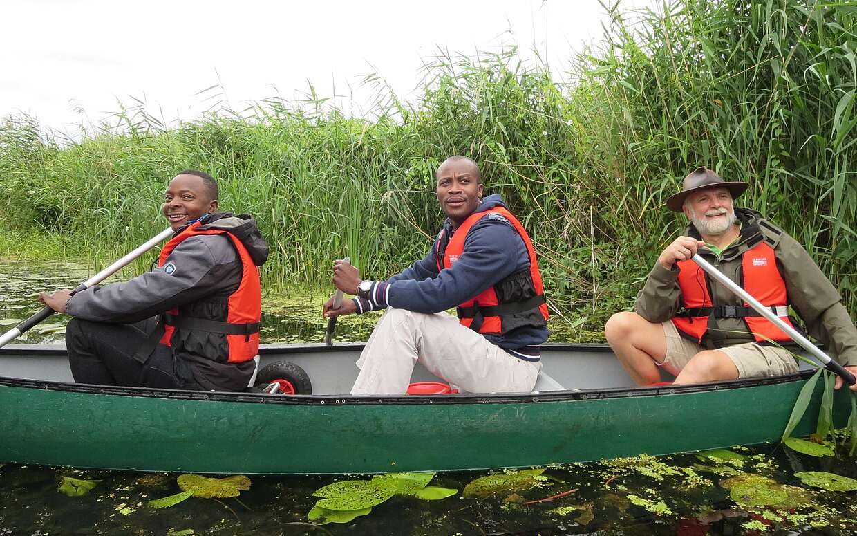 Internationaler Austausch: Zwei Ranger aus Mosambik lernen die für sie ungewohnte Landschaft kennen.