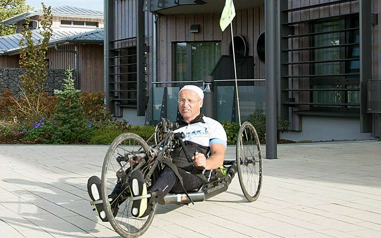 Handbiker Veit Riffer am TraumHaus ElsterPark