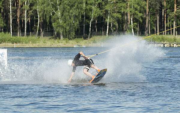 Wakeboarder auf See