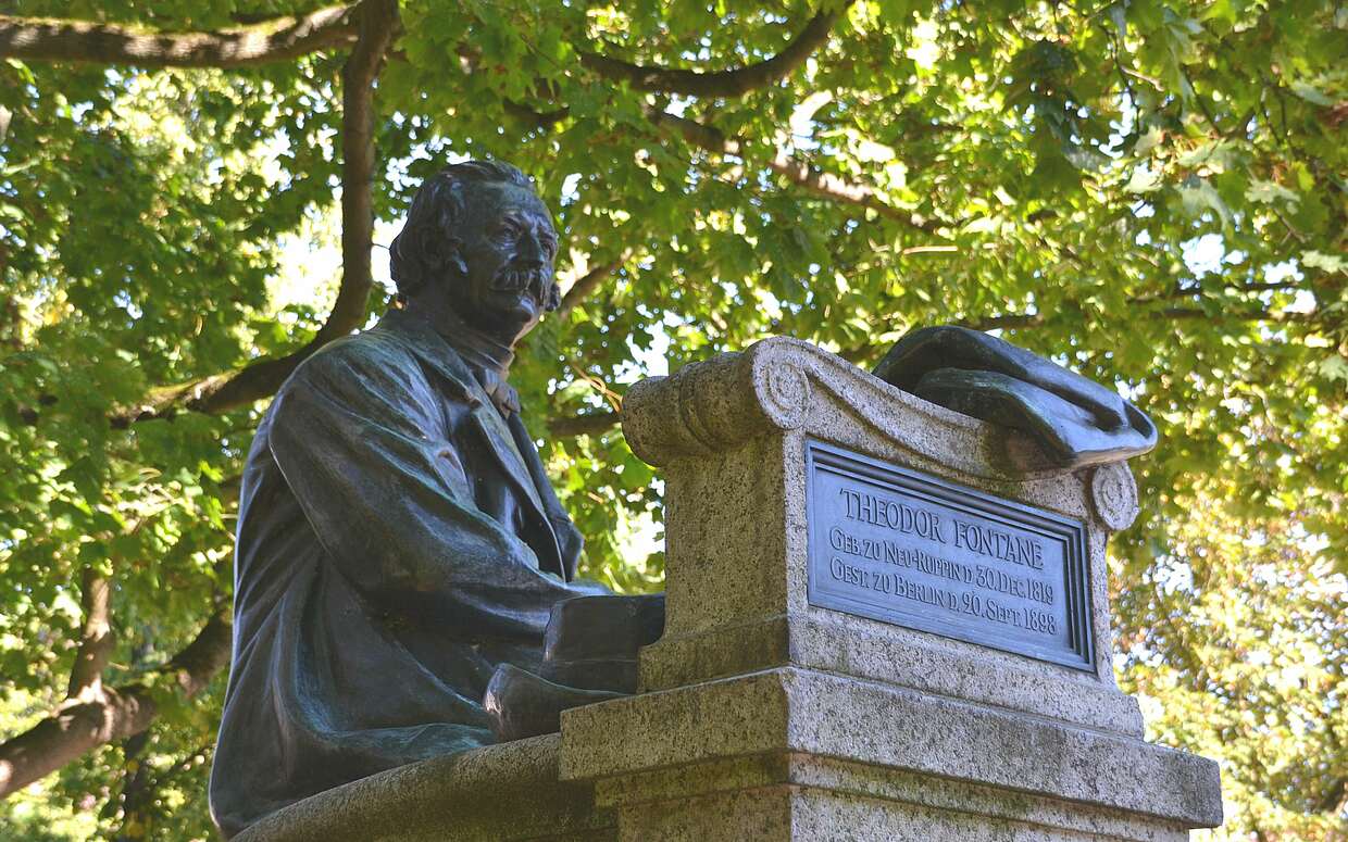 Zu Ehren des großen deutschen Dichters: das Fontane-Denkmal an der Karl-Marx-Straße in seiner Geburtsstadt Neuruppin