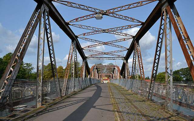 Über diese Brücke fuhr bis 2002 die Straßenbahn aus Brandenburg an der Havel. 