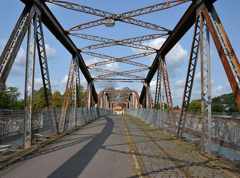 Über diese Brücke fuhr bis 2002 die Straßenbahn aus Brandenburg an der Havel. 