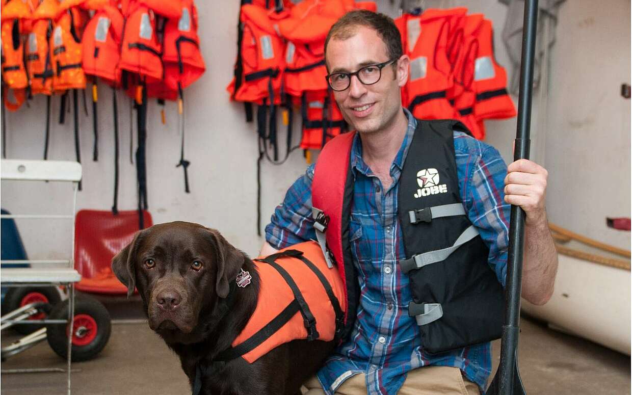 Alexander Schug rüstet seinen Hund für das Wasser