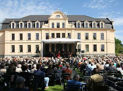 Open Air Konzert vor dem Schloss Ribbeck