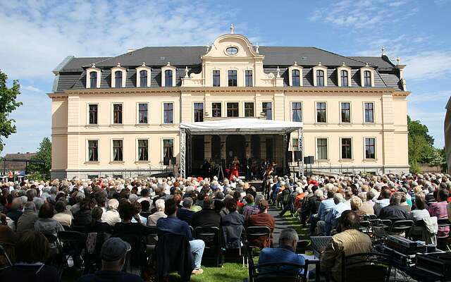 Open Air Konzert vor dem Schloss Ribbeck