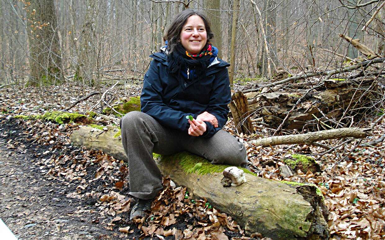 Anna Kolossova, Naturpädagogin bei der Stiftung WaldWelten in Eberswalde während einer Kräuterwanderung durch das Schwärzetal.