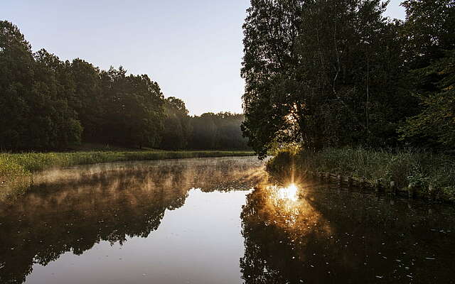 Flusslandschaft bei Sonnenuntergang