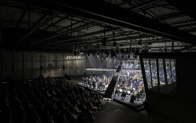 



        
            Orchester am Flughafen Hangar,
        
    

        Foto: Lausitz Festival GmbH/Nikolai Schmidt
    