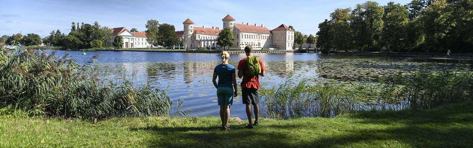 Besucher am Ufer des Grienericksees vor dem Schloss Rheinsberg,
        
    

        Foto: TMB-Fotoarchiv/Wolfgang Ehn