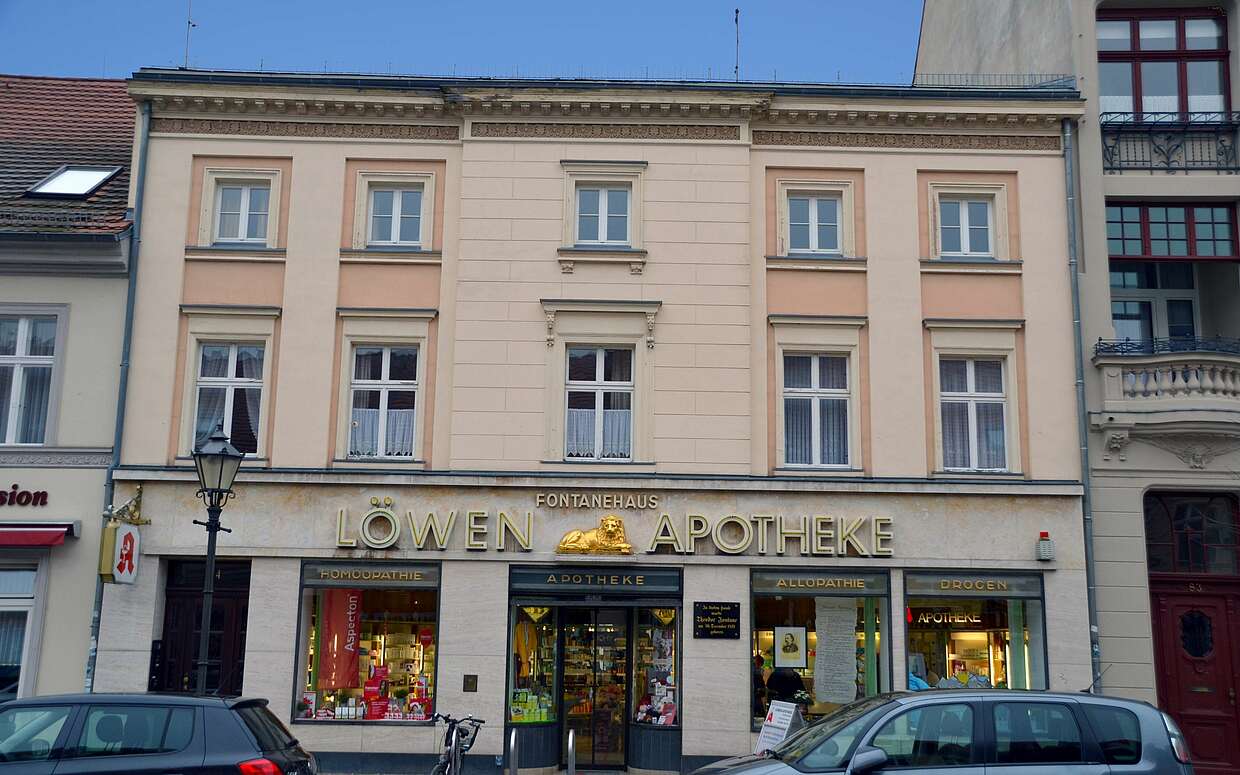 Mitten in der Stadt liegt das Geburtshaus des Dichters Theodor Fontane. Es steht an der Karl-Marx-Straße 84, in dem sich heute eine Apotheke befindet.