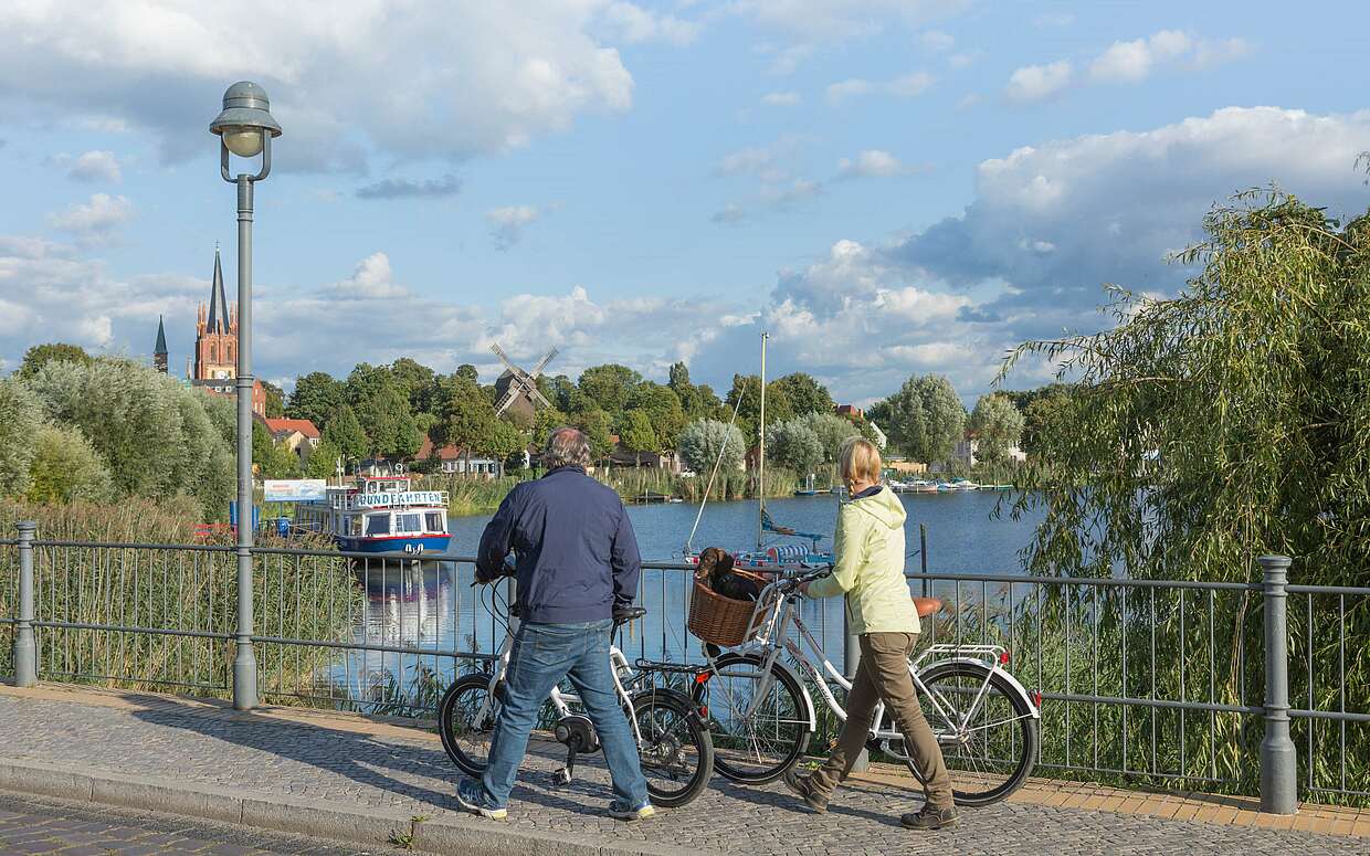 Radwanderer auf dem Weg in die Altstadt von Werder Havel