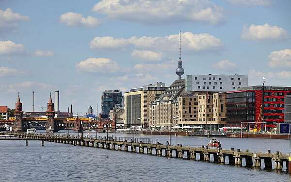 Blick auf den Berliner Osthafen mit Oberbaumbrücke